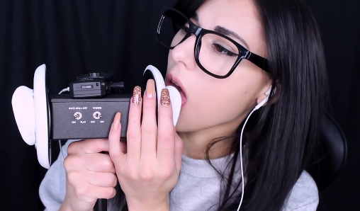 眼镜娘的强烈舔耳