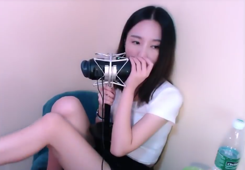 贝拉小姐姐舔耳舌音