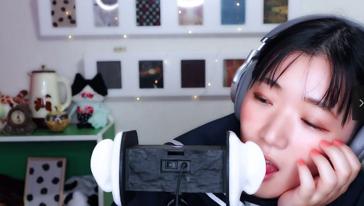 川井せろり日本小姐姐的舔耳