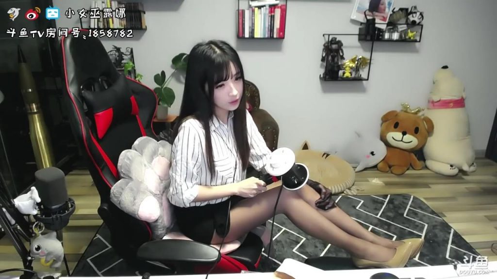 小女巫露娜丝袜揉耳的声音