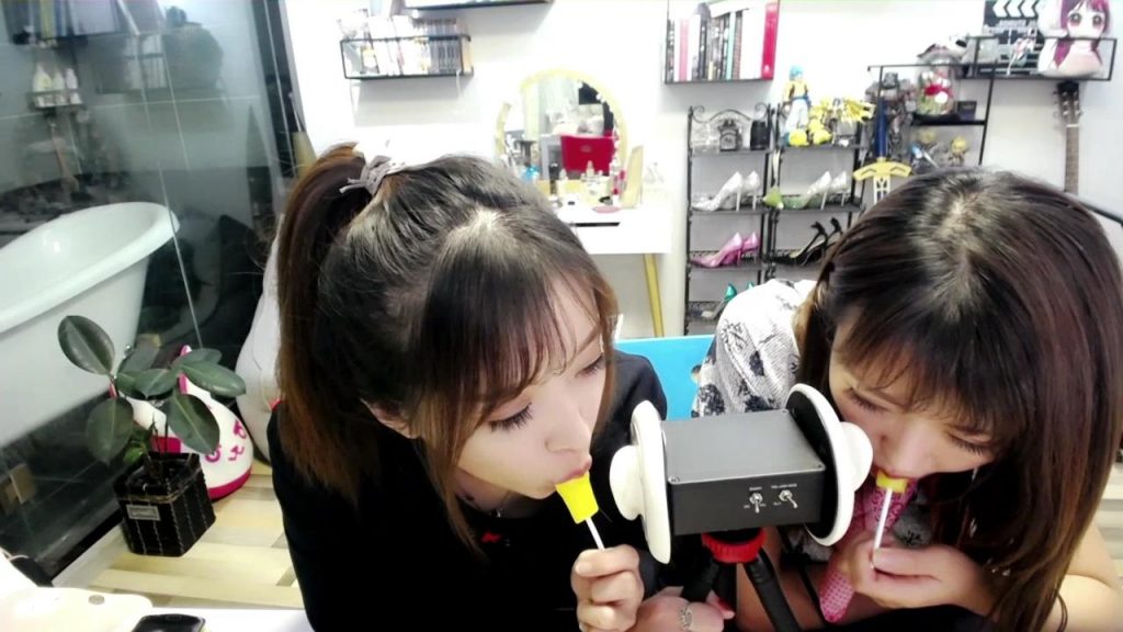 小女巫露娜双人在你耳边舔棒棒糖