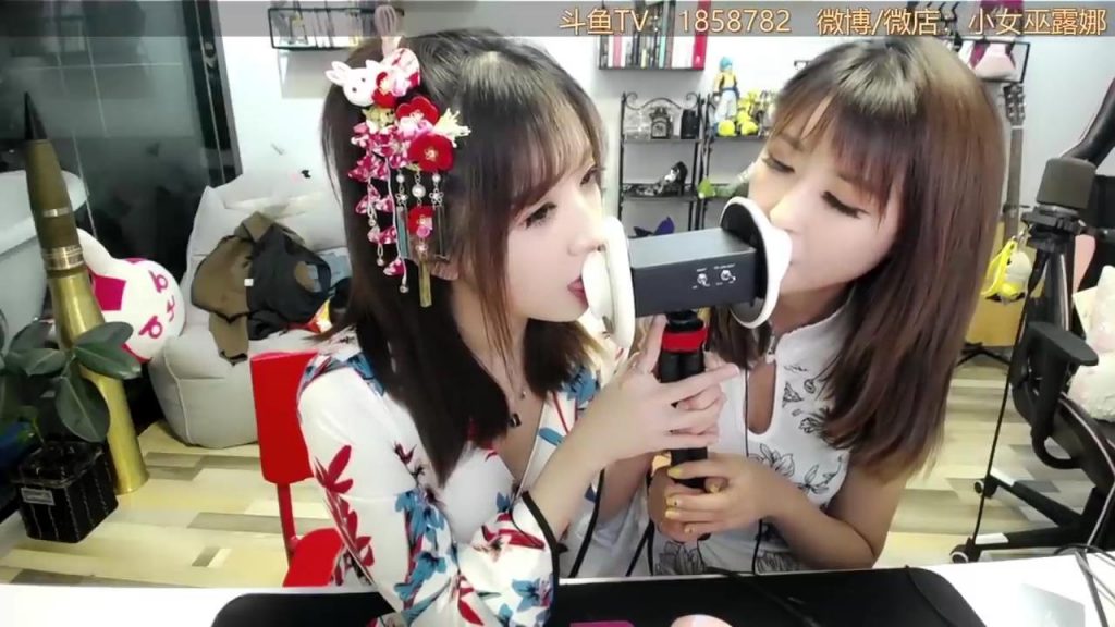 小女巫露娜ASMR双人吃耳舔耳