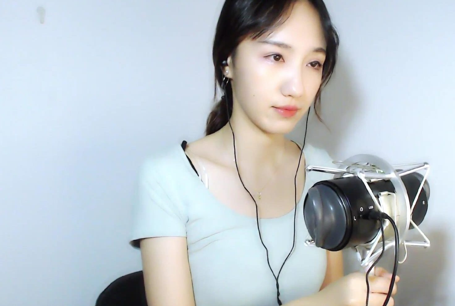 贝拉小姐姐早期舔耳视频