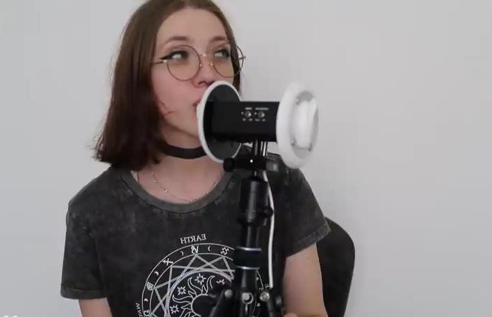 Elles ASMR强烈的舔耳吃耳在线