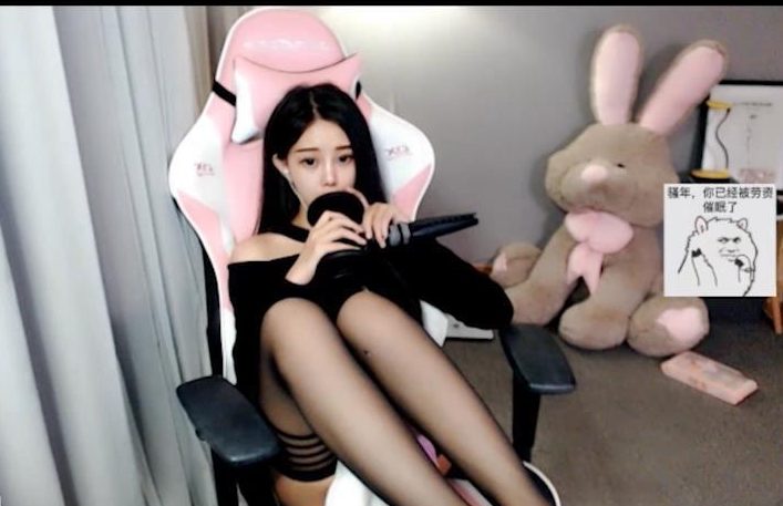 尤优baby定制ASMR_黑丝高能舔耳