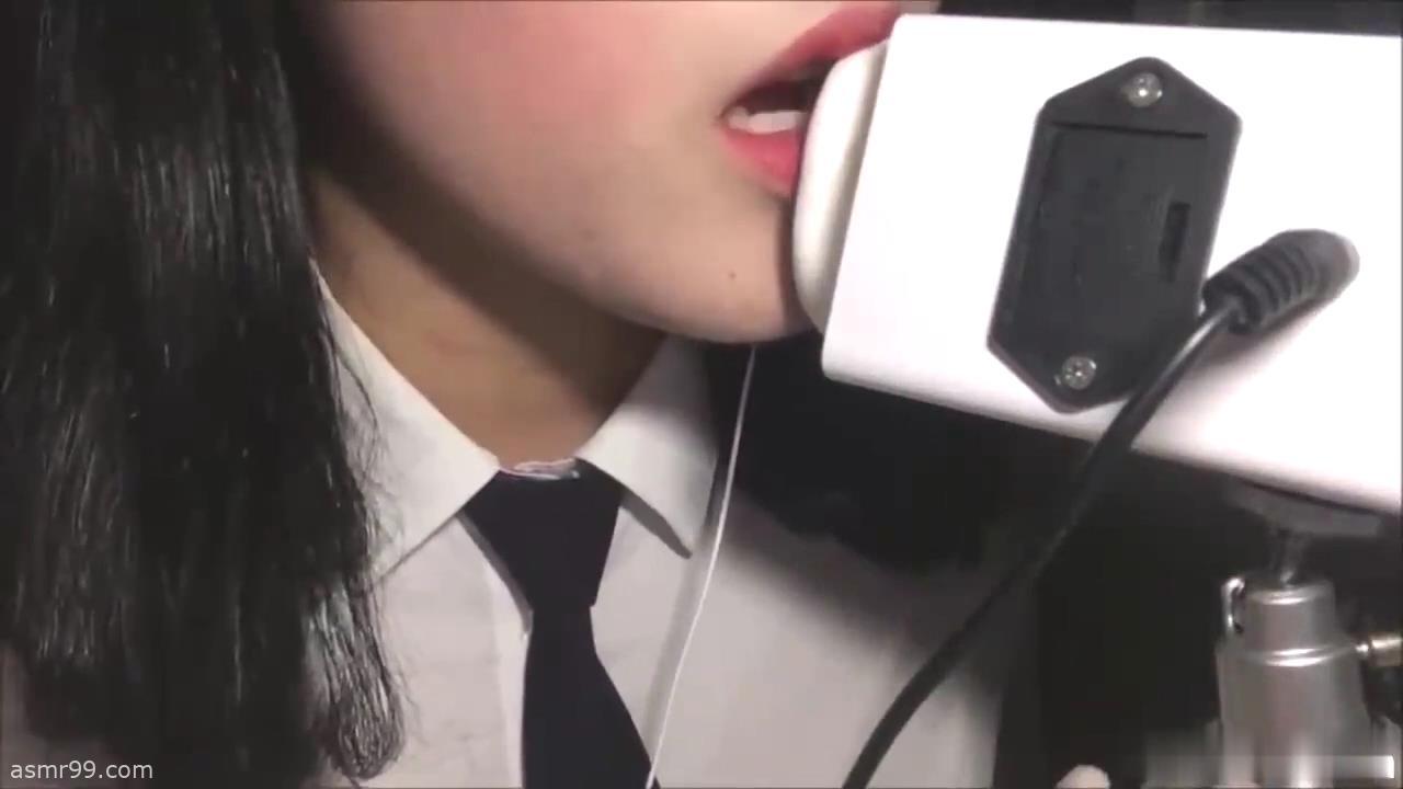 制服学姐近距离舔耳朵_在线ASMR