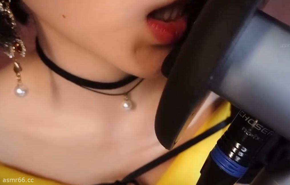 水蜜小羊喵_舔舔小耳朵和摸摸