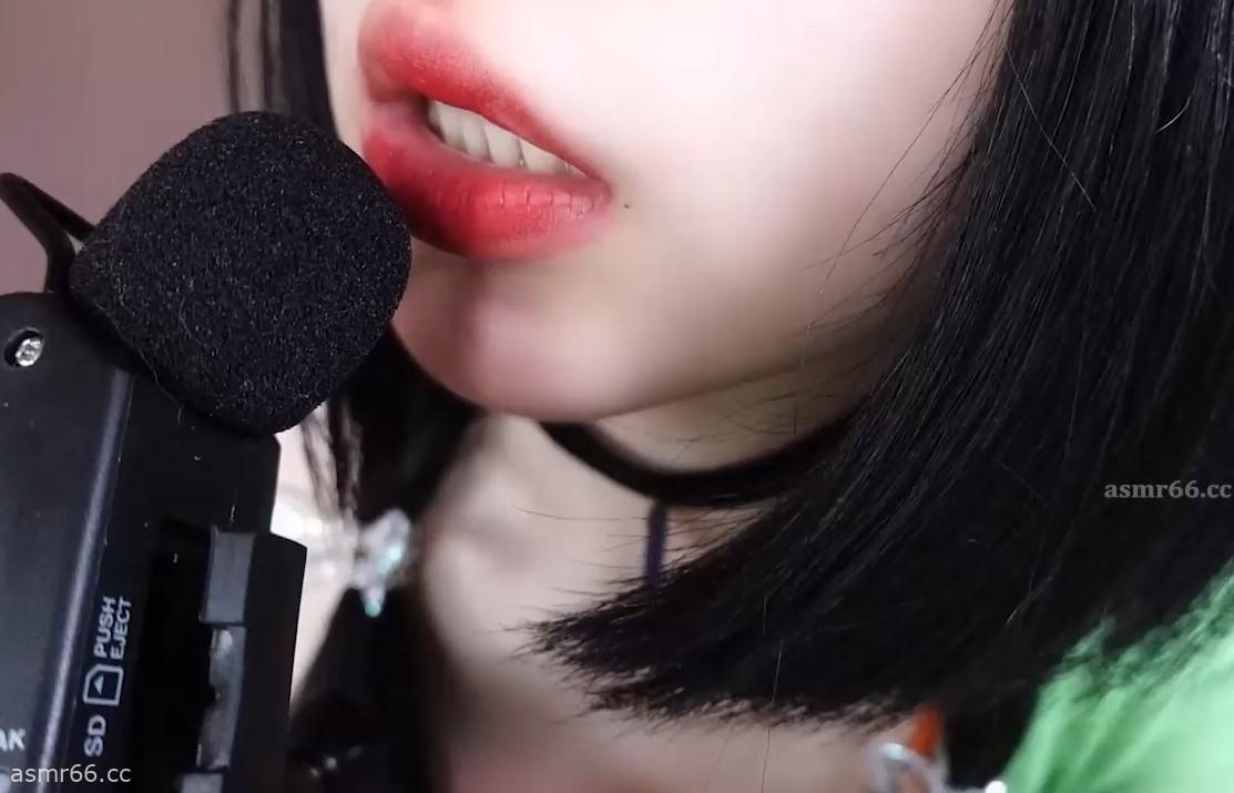 水蜜小羊喵_近距离甜海绵麦加一点吃手手