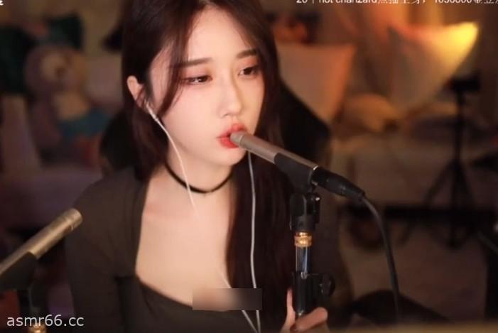 轩子巨2兔_棉棒掏耳,用脚弄耳朵