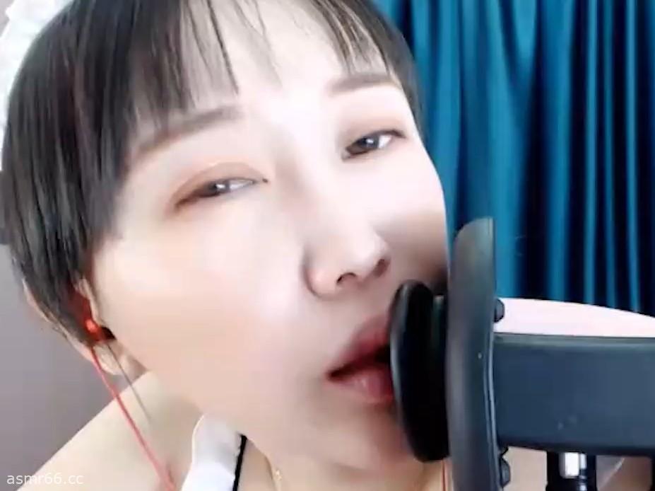 喵小咪_舌头帮主人清理耳朵