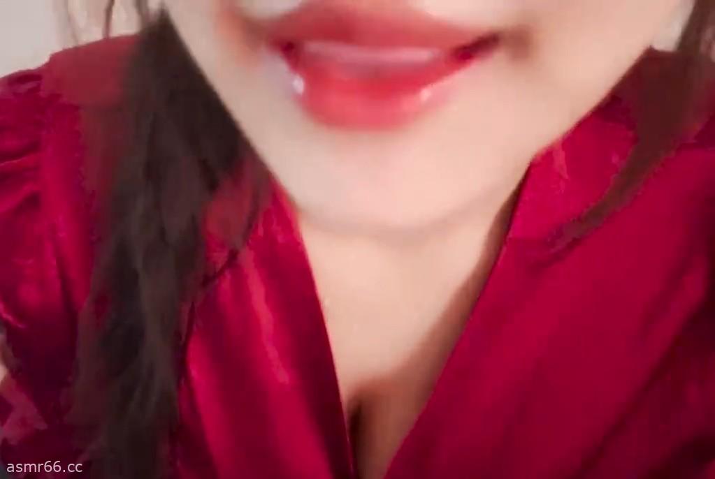 小春助眠_涂唇釉舔屏