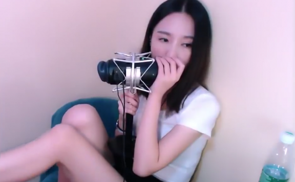 贝拉小姐姐舔耳舌音
