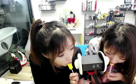 小女巫露娜双人在你耳边舔棒棒糖