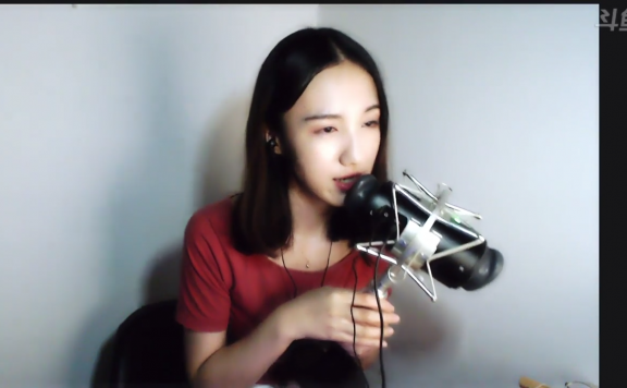 早期青涩贝拉小姐姐舔耳