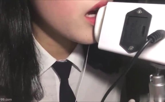 制服学姐近距离舔耳朵_在线ASMR