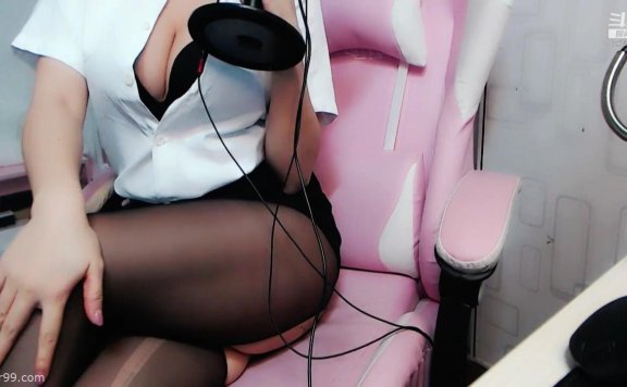 甜酥小奶猫飞机视频_OL制服舔耳
