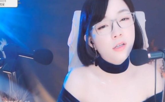 肉松艾ASMR_一字肩精致哄睡快速掏耳