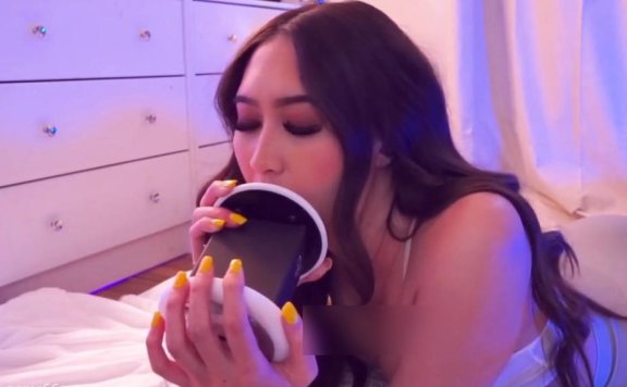 Kristina Danielle带背景音乐的强烈舔耳