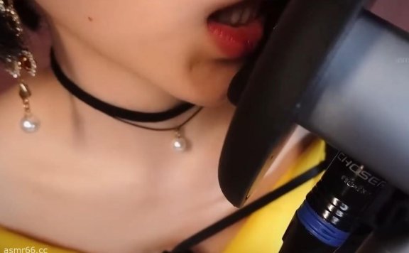水蜜小羊喵_舔舔小耳朵和摸摸