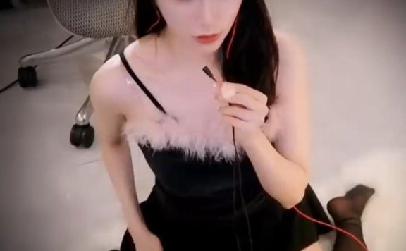虎牙可爱的埋埋_嗨丝兔女郎掏耳朵