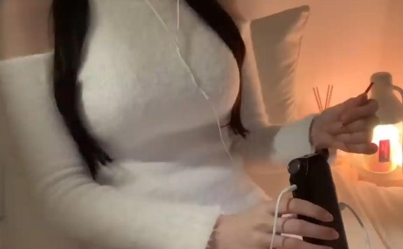 枕膝躺着清洁耳朵精油按摩