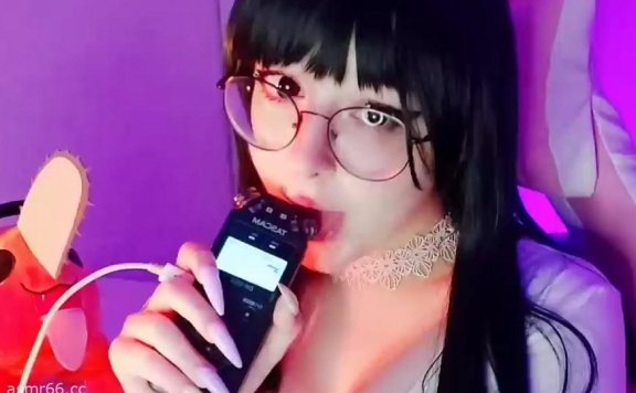 Lyrica柔软的舌头舔麦