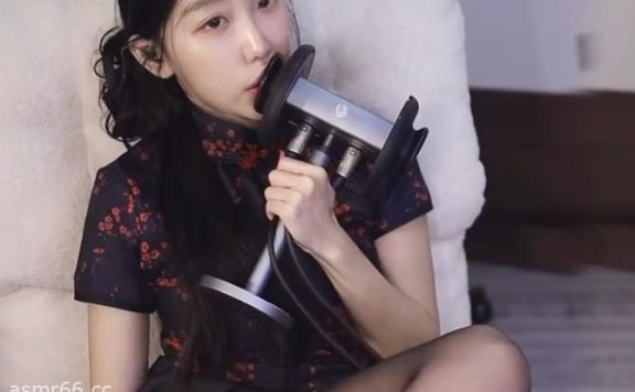 酥酥学姐-黑丝白丝旗袍的双子舔耳，双倍快乐