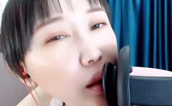 喵小咪_舌头帮主人清理耳朵